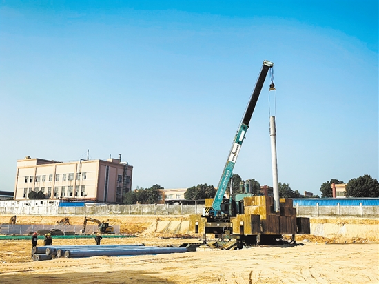 打樁機在工地上繁忙作業(yè)。鄧少軍
