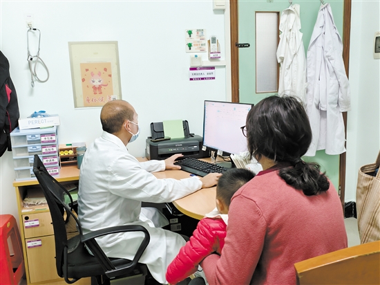 老人和小孩是流感易感人群，要注意防護(hù)。圖為醫(yī)生為患兒看診。