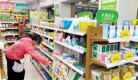 市民在藥店內(nèi)選購藥品。