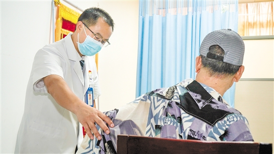 皮膚科醫(yī)生為來診患者檢查身體。