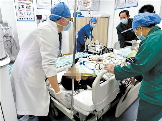 急診科為患者搶救贏得時間。