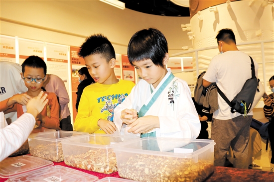 小朋友走進(jìn)李錦記新會生產(chǎn)基地，了解調(diào)味品的制作。