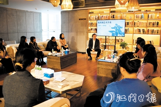 一場(chǎng)關(guān)于“音樂(lè)與素質(zhì)教育”的交流會(huì)在江海區(qū)龍溪湖閱讀中心舉行。