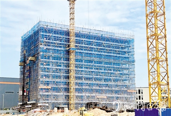 鶴山市活用信用承諾制，壓減項目審批流程，助力重大項目落地建設(shè)跑出“加速度”。圖為總投資40億元的福建友誼新材料項目，從評審過會到落地開工僅用時3個月。