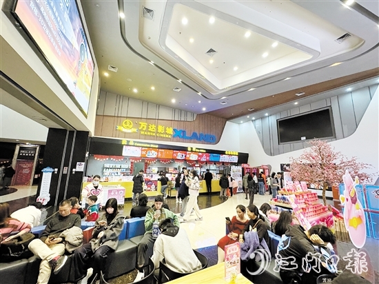 大年初二，江門萬達(dá)影城迎來許多觀影的市民。