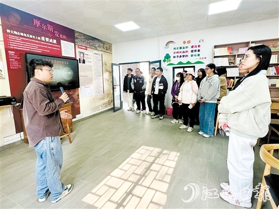 學(xué)子走訪省“百千萬(wàn)工程”典型村和企業(yè)，了解家鄉(xiāng)發(fā)展情況。