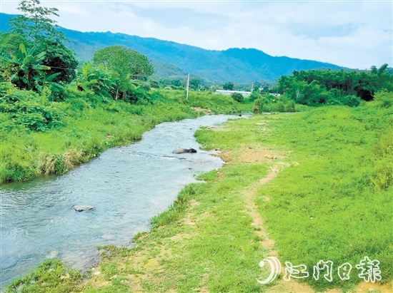 鶴城鎮(zhèn)萬(wàn)和村河灘草地露營(yíng)點(diǎn)。