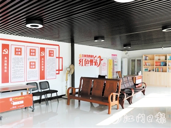萬(wàn)和村投入約10萬(wàn)元盤活黨群服務(wù)中心閑置倉(cāng)庫(kù)，建成紅色驛站。