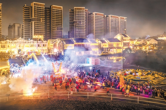 在鶴山古勞水鄉(xiāng)，火龍表演增添濃濃年味。