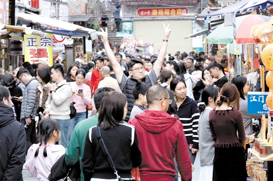 長(zhǎng)堤歷史文化街區(qū)游人如織。