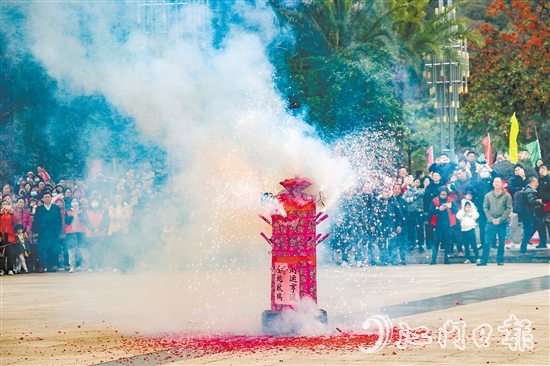 搶花炮活動(dòng)人氣十足。劉淑君