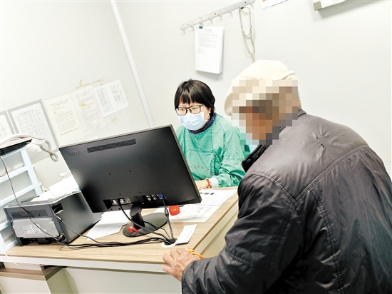 出現(xiàn)流感癥狀應(yīng)及時(shí)就醫(yī)。