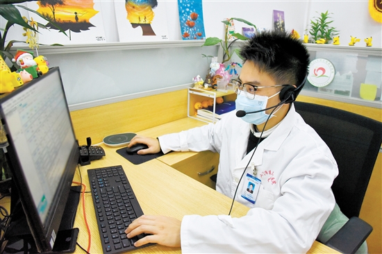 江門市24小時心理援助熱線組工作人員為市民提供心理咨詢服務。