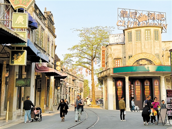 在赤坎華僑古鎮(zhèn)，游客可以漫步游覽觀賞600多座騎樓建筑。