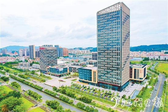 作為全市唯一的國家高新區(qū)，江海區(qū)要勇當(dāng)全市制造業(yè)高質(zhì)量發(fā)展“先行區(qū)”“排頭兵”。邱昱