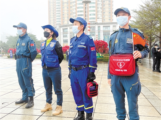 藍天救援隊隊員一早趕到活動現(xiàn)場，保障參賽者能隨時獲得專業(yè)的應急救援服務。