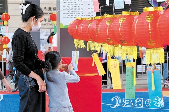 元宵節(jié)游園活動(dòng)現(xiàn)場(chǎng)，240個(gè)火紅燈籠整齊排列，燈籠上懸掛著數(shù)張寫(xiě)有謎面的紙條，吸引不少市民前來(lái)挑戰(zhàn)。