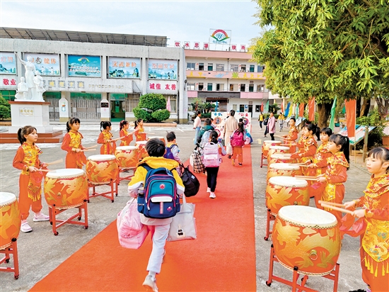 新會崖門黃沖小學(xué)以蔡李佛醒獅和鼓樂迎接學(xué)生。