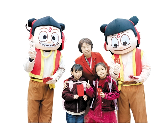 “哪吒”現(xiàn)身陳白沙小學(xué)，給學(xué)生帶來祝福。