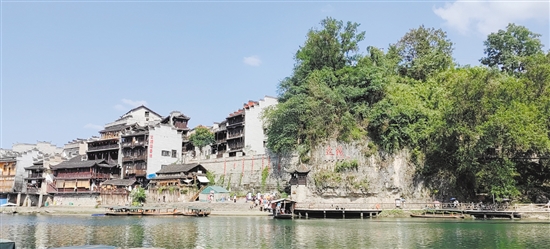邊城茶峒群山環(huán)抱，城中有山，山中有城。