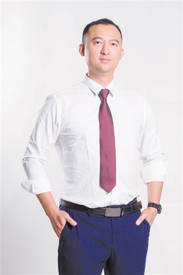 江門(mén)市青年企業(yè)家聯(lián)合會(huì)副會(huì)長(zhǎng)、廣東嶺南大健康生態(tài)科技集團(tuán)有限公司董事長(zhǎng)陳健榮 江門(mén)市青年企業(yè)家聯(lián)合會(huì)副會(huì)長(zhǎng)、廣東嶺南大健康生態(tài)科技集團(tuán)有限公司董事長(zhǎng)陳健榮