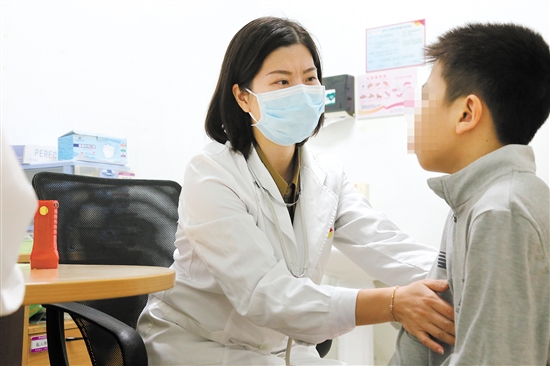 醫(yī)生為患兒查體。