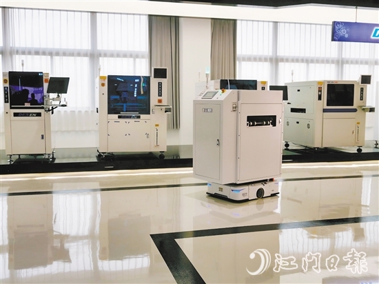 德森智能生產(chǎn)的AGV全自動機器人正在工作。劉瓊