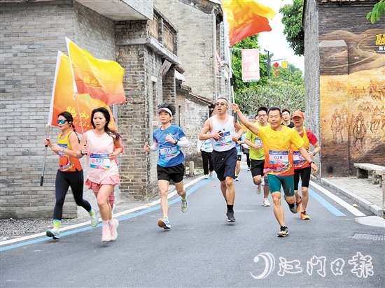 參賽選手在鮮卑古村縱情奔跑。