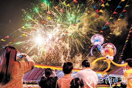 進入夜晚，花炮會現(xiàn)場仍然非常熱鬧，絢麗煙花讓村民、游客大飽眼福。歐蕊榮