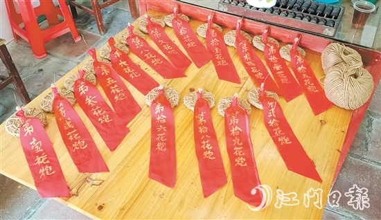 “搶炮”環(huán)節(jié)用的花炮頭由麻繩編織而成，如今“搶炮”被抽簽取代，既保留了傳統(tǒng)，又確保了安全。鶴城鎮(zhèn)供圖