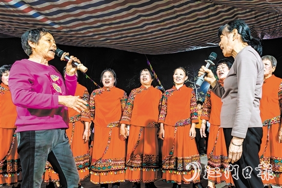 村民在花炮會上唱響《采茶歌》，詞韻精美，內(nèi)涵豐富。歐蕊榮