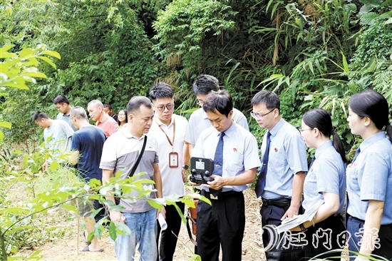 檢察干警借助無人機開展調(diào)查取證工作。