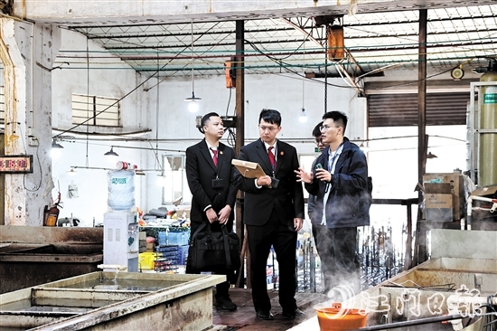 執(zhí)行干警走進(jìn)涉案企業(yè)了解生產(chǎn)情況。