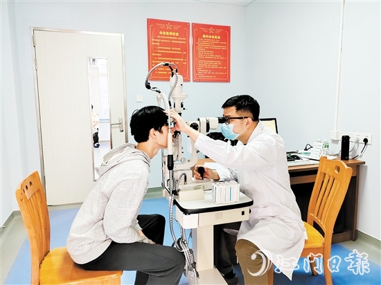 蓬江區(qū)有序組織應征青年參加體檢。