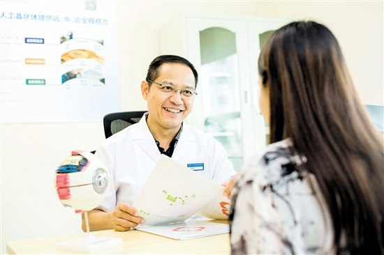 趙春陽為病人看診。