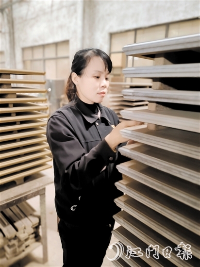 廣東鴻業(yè)家具集團(tuán)有限公司生產(chǎn)部油漆、木皮車間工人韋江祝