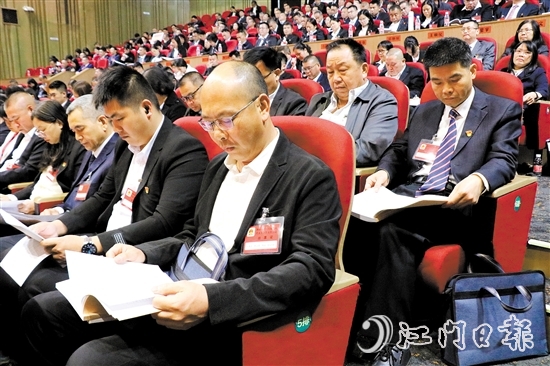 來自各條戰(zhàn)線的人大代表、政協(xié)委員熱議鶴山市政府工作報(bào)告。