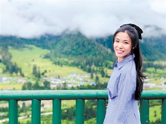 五邑大學(xué)團(tuán)委學(xué)生社團(tuán)管理科副科長(zhǎng)容瑛敏 五邑大學(xué)團(tuán)委學(xué)生社團(tuán)管理科副科長(zhǎng)容瑛敏