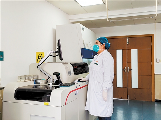 趙冬婷進(jìn)行檢測工作。