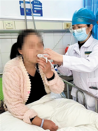 陳雪云教患者使用呼吸訓(xùn)練器。