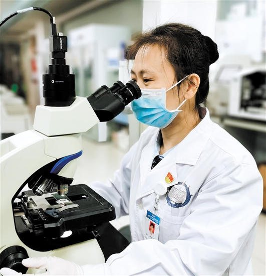 譚家晶進(jìn)行檢驗(yàn)工作。