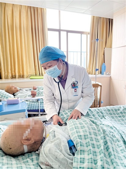 李華燕檢查患者情況。