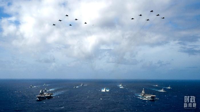 △2024年10月21日，遼寧艦、山東艦編隊雙航母編隊演練。（圖/視覺中國）