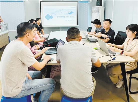環(huán)市街道社區(qū)衛(wèi)生服務(wù)中心強化數(shù)據(jù)安全培訓(xùn)。