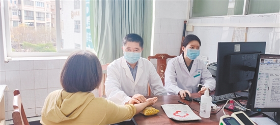 醫(yī)生對患者問診。