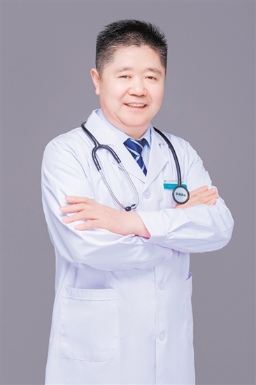 楊愛成：江門市五邑中醫(yī)院腎病科主任，主任醫(yī)師，醫(yī)學(xué)博士，暨南大學(xué)碩士生導(dǎo)師，嶺南名醫(yī)，江門市名醫(yī)。