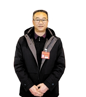 開平市人大代表，龍勝鎮(zhèn)龍勝墟社區(qū)黨支部書記、居委會主任張健鋒