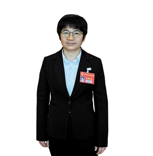 開平市人大代表，馬岡鎮(zhèn)聯(lián)岡村黨總支書記、村委會主任梁泳怡