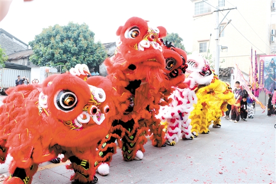 巡游途中，醒獅隊(duì)帶來活靈活現(xiàn)的舞獅表演。