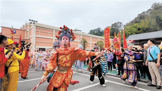 英歌舞者個(gè)個(gè)身姿矯健，步伐有力，激情四溢。